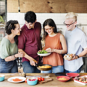 Studenten kochen gemeinsam Handl Tyrol